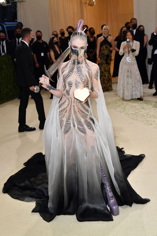  Ca sĩ Canada Grimes tại Met Gala năm 2021 ở New York  - Sputnik Việt Nam