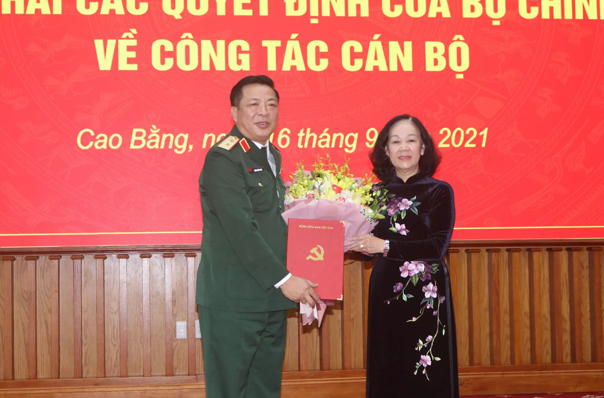 Uỷ viên Bộ Chính trị, Bí thư Trung ương Đảng, Trưởng ban Tổ chức Trung ương Trương Thị Mai trao Quyết định cho tân Bí thư Tỉnh ủy Cao Bằng Trần Hồng Minh Uỷ viên Bộ Chính trị, Bí thư Trung ương Đảng, Trưởng ban Tổ chức Trung ương Trương Thị Mai trao Quyết định cho tân Bí thư Tỉnh ủy Cao Bằng Trần Hồng Minh - Sputnik Việt Nam, 1920, 05.10.2021