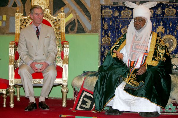 Thái tử Anh Charles lắng nghe Emir Ado Bayero ở Kano - Sputnik Việt Nam