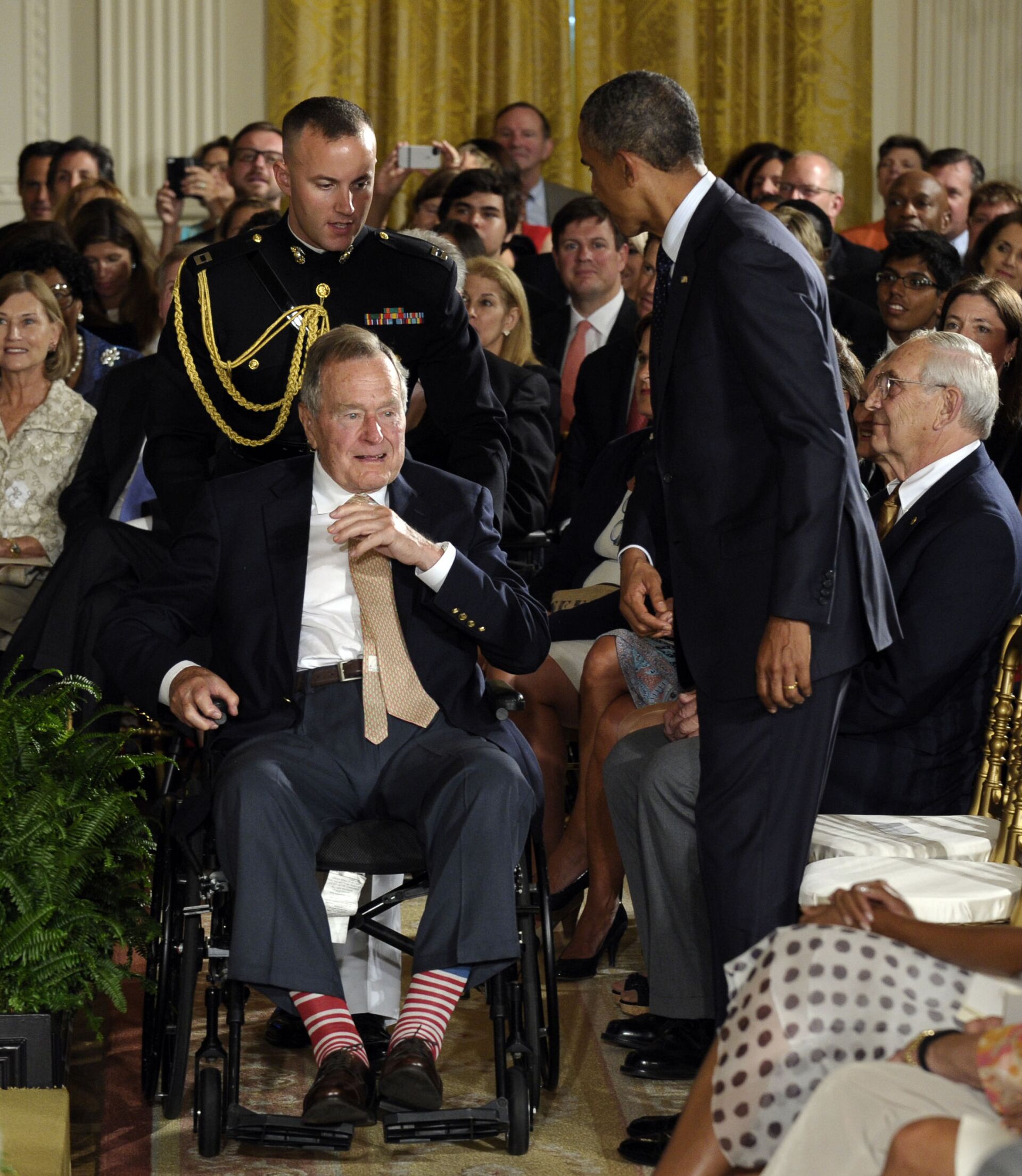 Cựu Tổng thống George H. W. Bush đi tất đỏ-trắng tại Sảnh Đông của Nhà Trắng, Washington - Sputnik Việt Nam, 1920, 18.10.2021