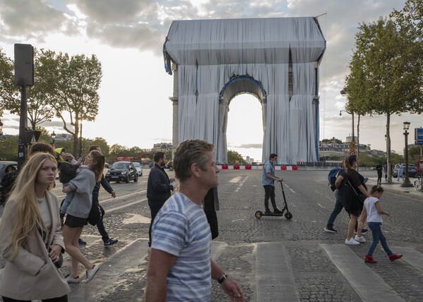 Những người đang đi đến Khải Hoàn Môn ở Paris  - Sputnik Việt Nam