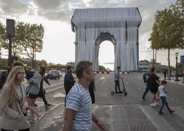 Những người đang đi đến Khải Hoàn Môn ở Paris Những người đang đi đến Khải Hoàn Môn ở Paris - Sputnik Việt Nam