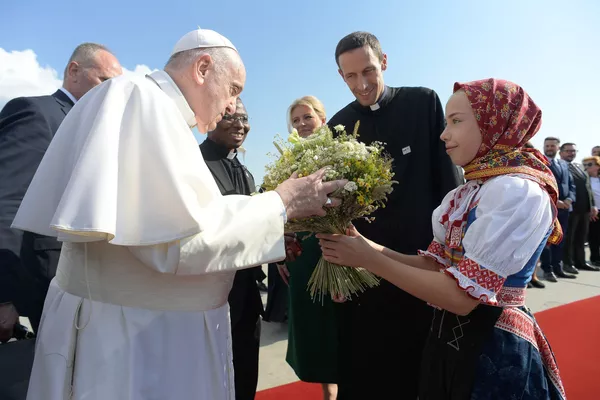 Giáo hoàng Francis nhận bó hoa từ cô gái trong trang phục truyền thống tại sân bay quốc tế Bratislava, Slovakia Giáo hoàng Francis nhận bó hoa từ cô gái trong trang phục truyền thống tại sân bay quốc tế Bratislava, Slovakia - Sputnik Việt Nam