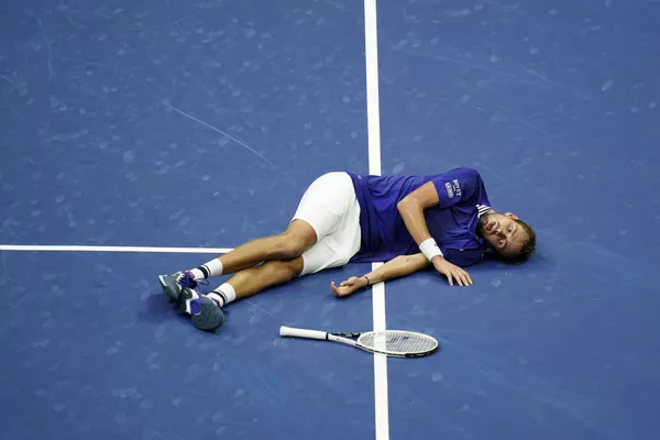 Tay vợt Daniil Medvedev của Nga trên sân sau chiến thắng Novak Djokovic của Serbia trong trận chung kết đơn nam tại Giải vô địch quần vợt Mỹ mở rộng ở New York Tay vợt Daniil Medvedev của Nga trên sân sau chiến thắng Novak Djokovic của Serbia trong trận chung kết đơn nam tại Giải vô địch quần vợt Mỹ mở rộng ở New York - Sputnik Việt Nam