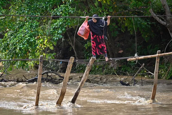 Người phụ nữ vượt qua cây cầu bị lũ phá hủy ở Nam Sulawesi, Indonesia Người phụ nữ vượt qua cây cầu bị lũ phá hủy ở Nam Sulawesi, Indonesia - Sputnik Việt Nam