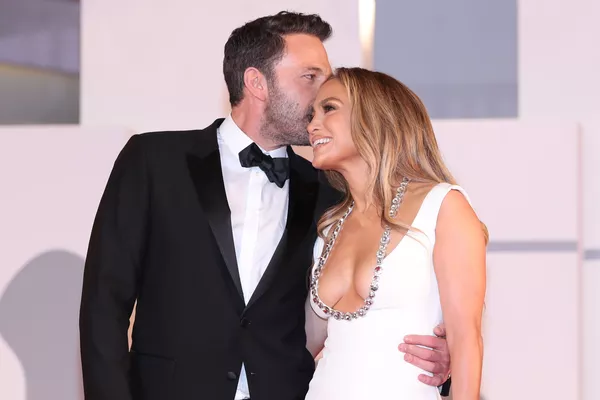 Nam diễn viên Ben Affleck và ca sĩ Jennifer Lopez trên thảm đỏ phim The Last Duel tại Liên hoan phim Quốc tế Venice lần thứ 78 Nam diễn viên Ben Affleck và ca sĩ Jennifer Lopez trên thảm đỏ phim The Last Duel tại Liên hoan phim Quốc tế Venice lần thứ 78 - Sputnik Việt Nam