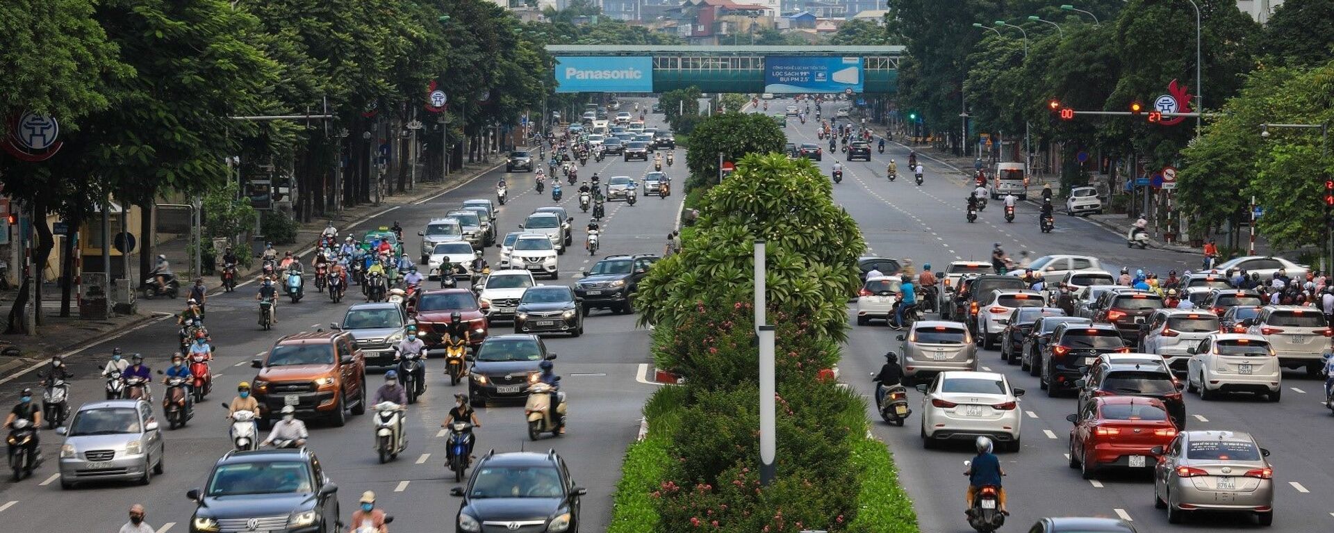 Tại đường Nguyễn Chí Thanh, lực lượng chức năng cũng đã bỏ chốt kiểm tra giấy đi đường, người dân có thể tham gia giao thông thoải mái hơn. - Sputnik Việt Nam, 1920, 20.09.2021