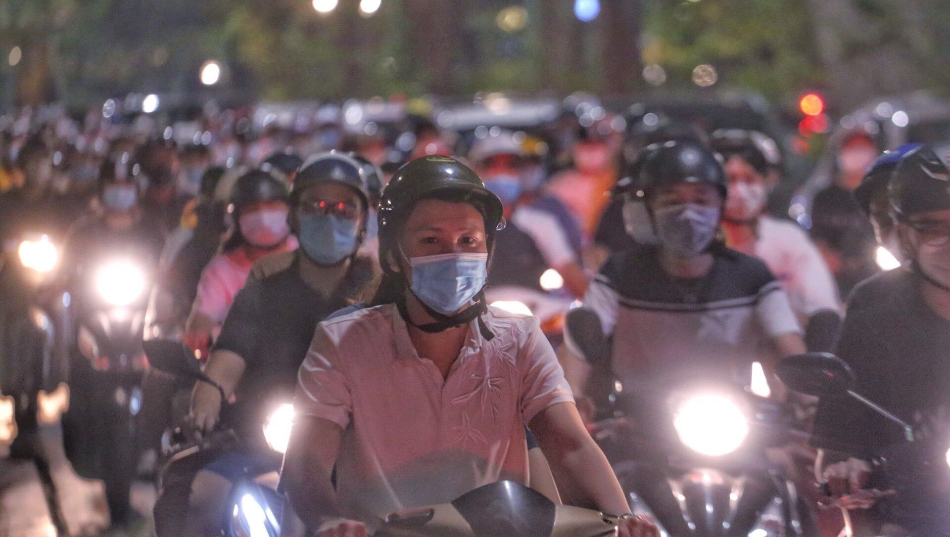 Người dân Hà Nội đổ ra đường đón Trung thu gây nguy cơ bùng phát dịch COVID-19 Người dân Hà Nội đổ ra đường đón Trung thu gây nguy cơ bùng phát dịch COVID-19 - Sputnik Việt Nam, 1920, 22.09.2021