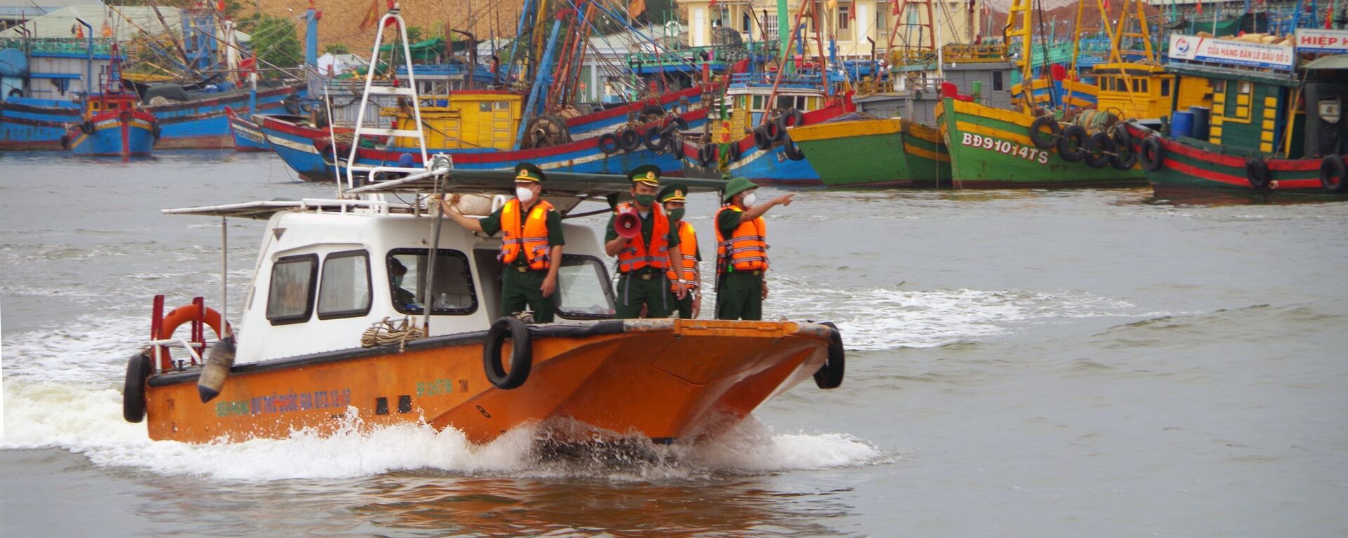 Bộ chỉ huy Bộ đội Biên phòng tỉnh Bình Định kêu gọi ngư dân neo đậu tàu thuyền để tránh bão số 6. - Sputnik Việt Nam, 1920, 07.12.2021