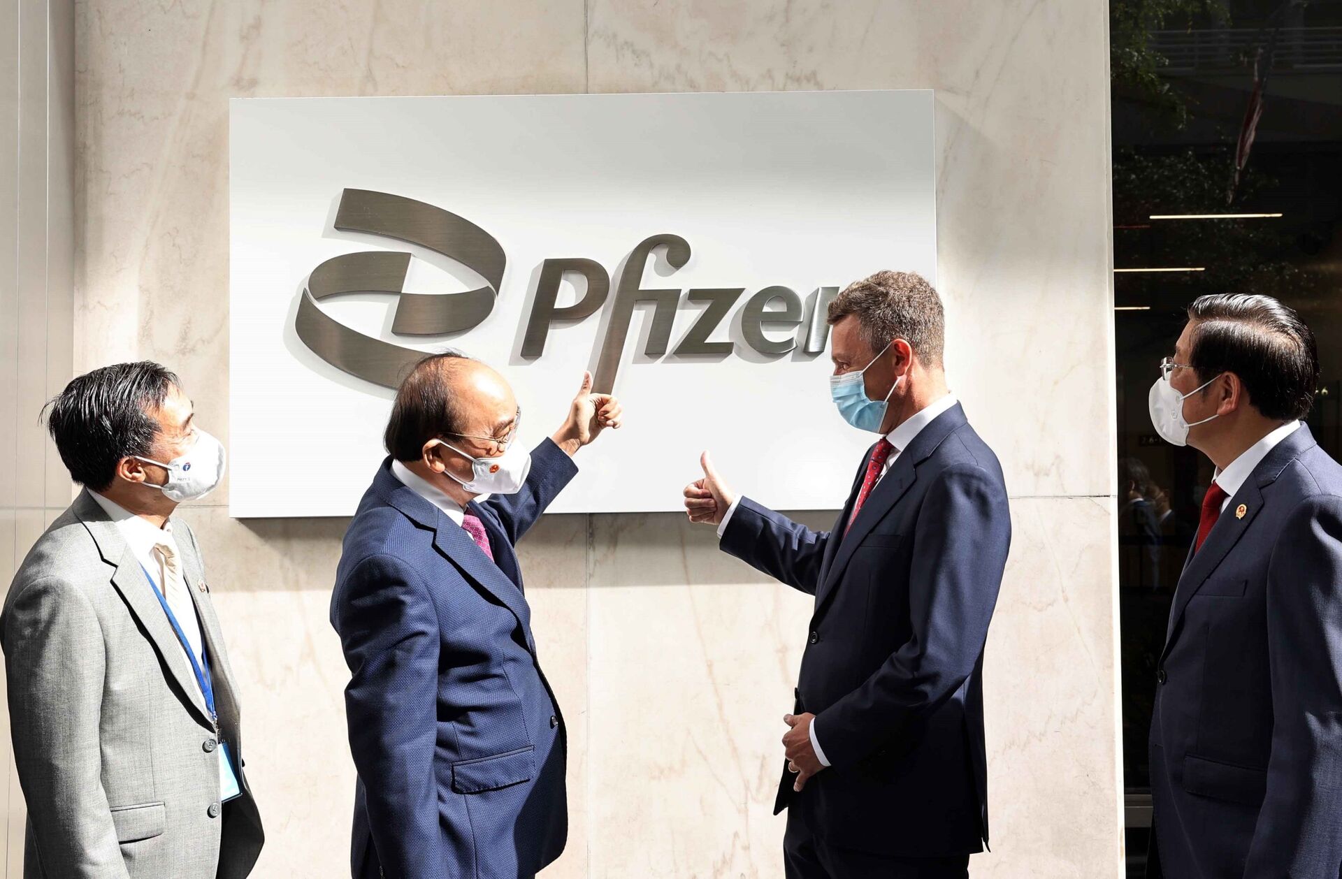 Chủ tịch nước Nguyễn Xuân Phúc và Phó Chủ tịch Công ty Pfizer Jonathan Selib. - Sputnik Việt Nam, 1920, 05.10.2021