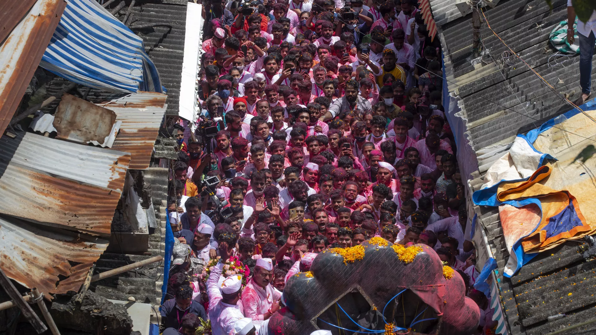 Các thành viên tham gia Lễ hội Ganesh Chaturthi ở Mumbai, Ấn Độ