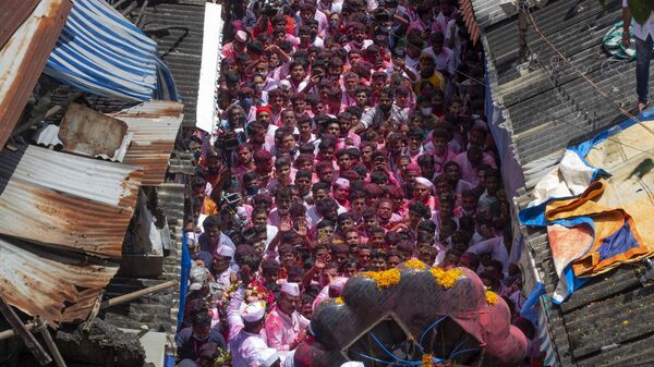 Các thành viên tham gia Lễ hội Ganesh Chaturthi ở Mumbai, Ấn Độ - Sputnik Việt Nam