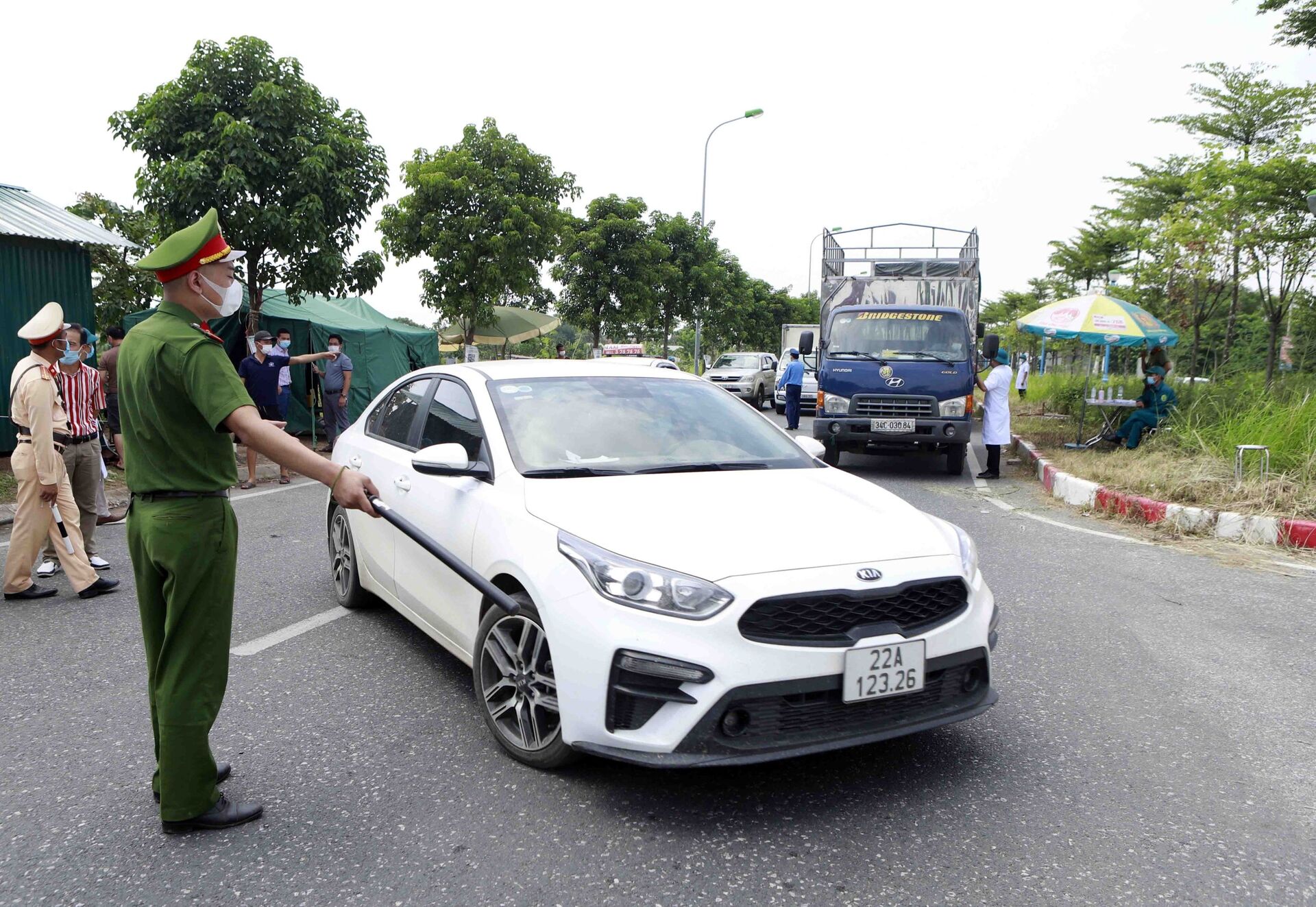 Phương tiện giao thông không đủ điều kiện buộc phải quay đầu không được vào tỉnh Vĩnh Phúc. Ảnh chụp tại chốt kiểm soát số 2 Trạm thu phí đầu đường 100 tại xã Đạo Đức, huyện Bình Xuyên  - Sputnik Việt Nam, 1920, 05.10.2021