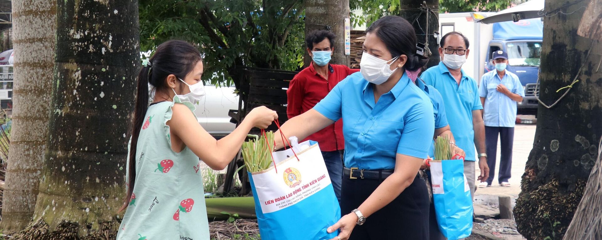 Liên đoàn Lao động tỉnh trao lương thực, thực phẩm cho đoàn viên, người lao động Khu Cảng cá Tắc Cậu, xã Bình An, huyện Châu Thành (Kiên Giang) - Sputnik Việt Nam, 1920, 25.09.2021