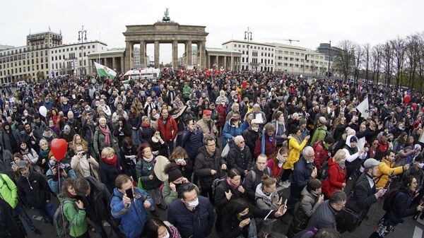 Cuộc bạo loạn chống lại các hạn chế COVID ở trung tâm Berlin, Đức - Sputnik Việt Nam