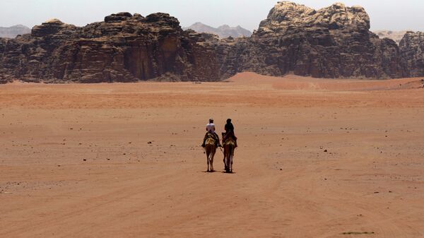 Du khách ở sa mạc Wadi Rum, miền nam Jordan - Sputnik Việt Nam