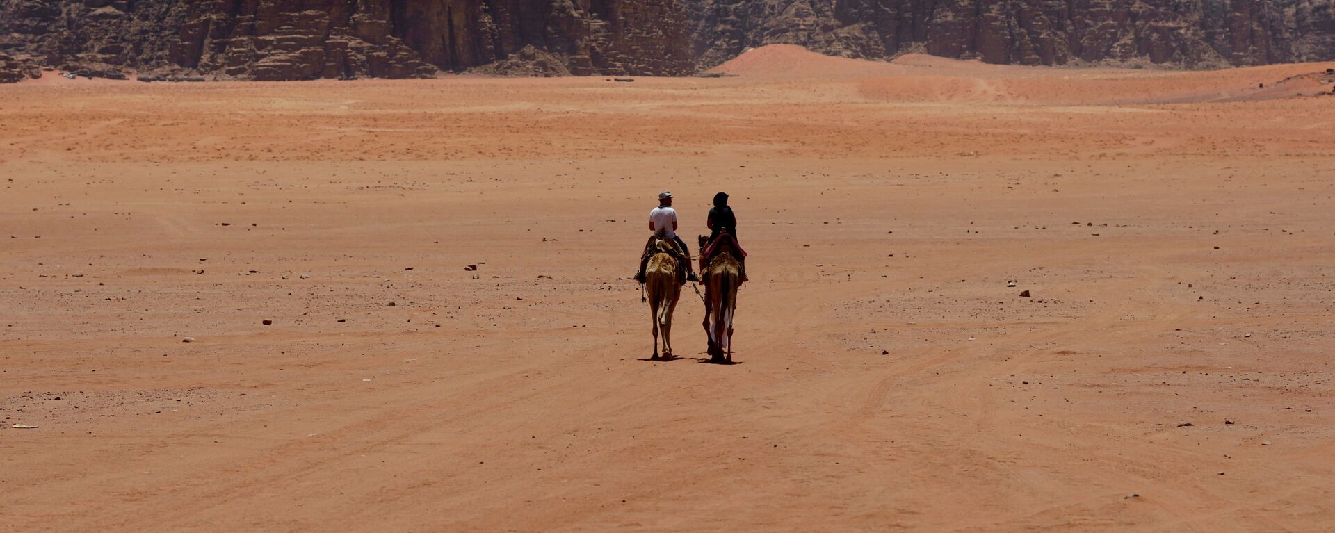 Du khách ở sa mạc Wadi Rum, miền nam Jordan - Sputnik Việt Nam, 1920, 28.07.2024