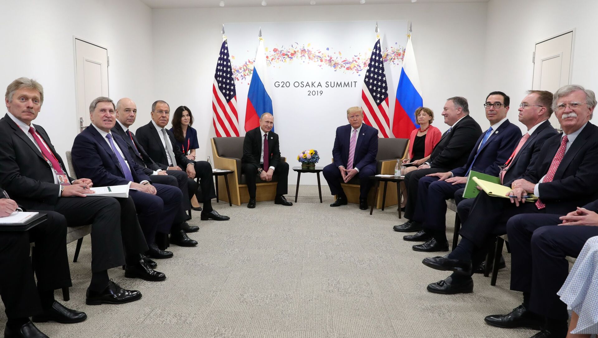 Vladimir Putin và Donald Trump tại cuộc họp bên lề hội nghị thượng đỉnh G20 ở Osaka Vladimir Putin và Donald Trump tại cuộc họp bên lề hội nghị thượng đỉnh G20 ở Osaka - Sputnik Việt Nam, 1920, 30.09.2021