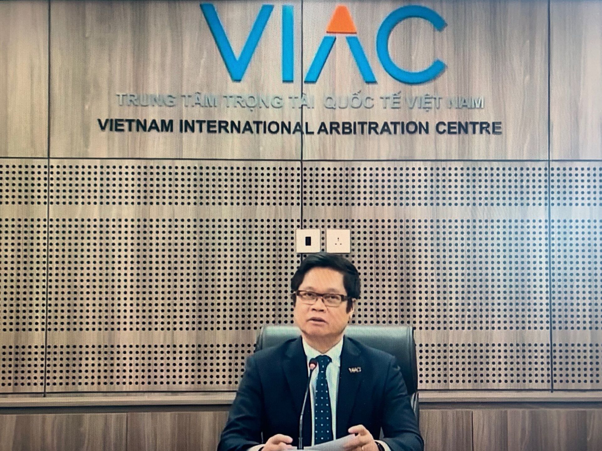 TS. Vũ Tiến Lộc, Chủ tịch Trung tâm Trọng tài Quốc tế Việt Nam (VIAC), Đại biểu Quốc hội Khoá XV, Ủy viên Ủy ban Kinh tế của Quốc hội phát biểu tại sự kiện. - Sputnik Việt Nam, 1920, 05.10.2021