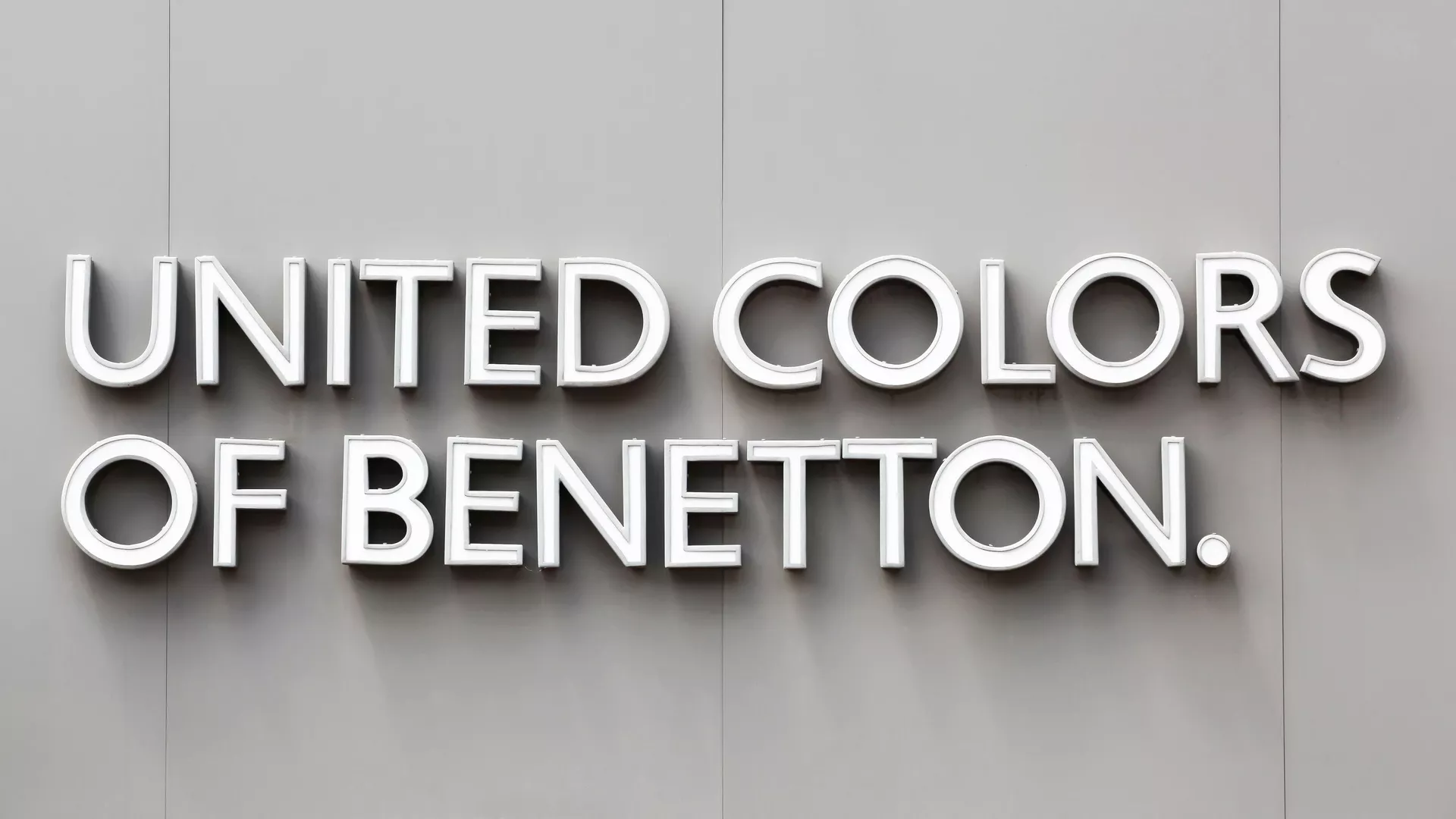 Bảng hiệu cửa hàng United colors of benetton ở Pháp