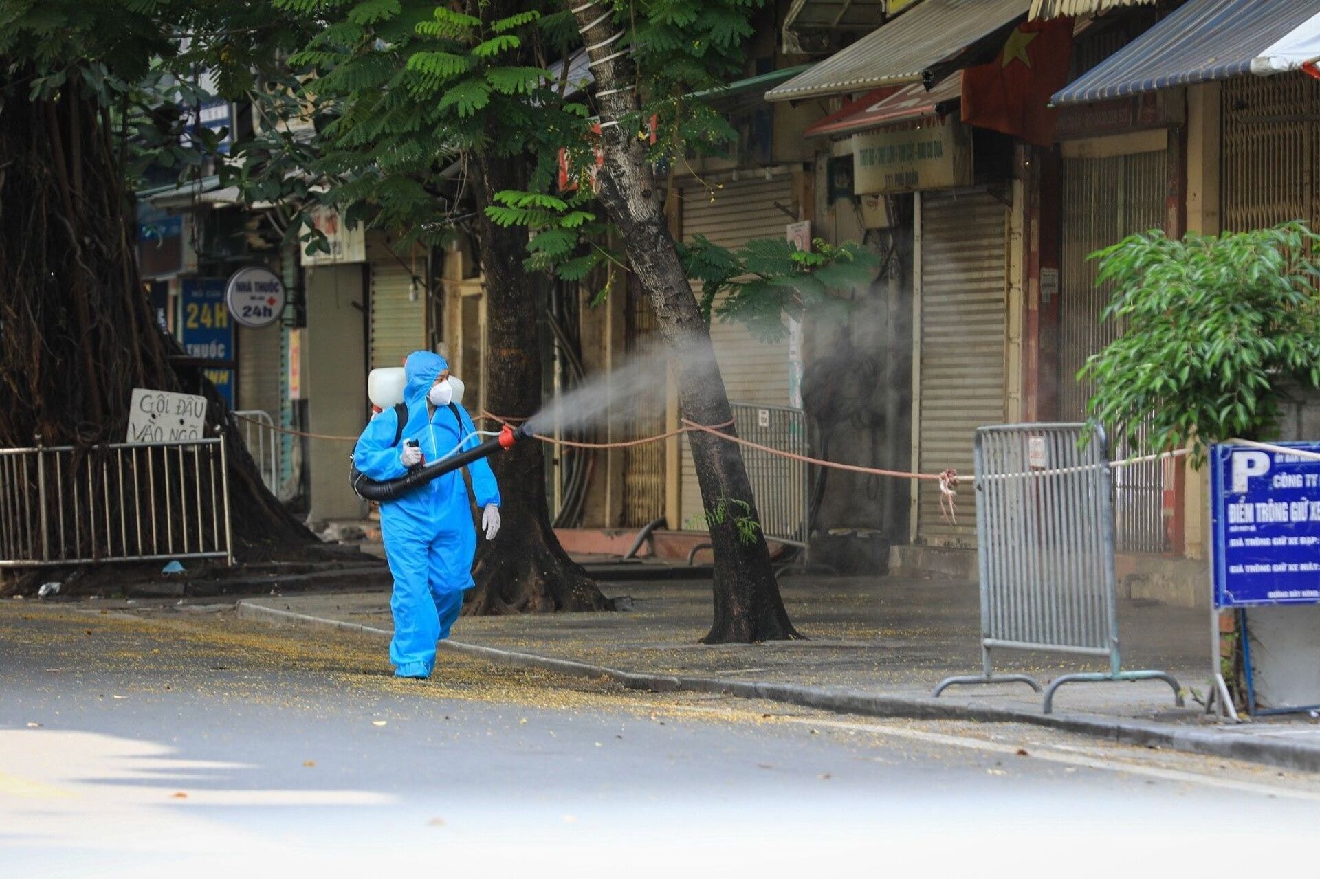 Nhân viên y tế phun khử khuẩn toàn bộ phố Phủ Doãn và các khu vực xung quanh bệnh viện Việt Đức - Sputnik Việt Nam, 1920, 05.10.2021