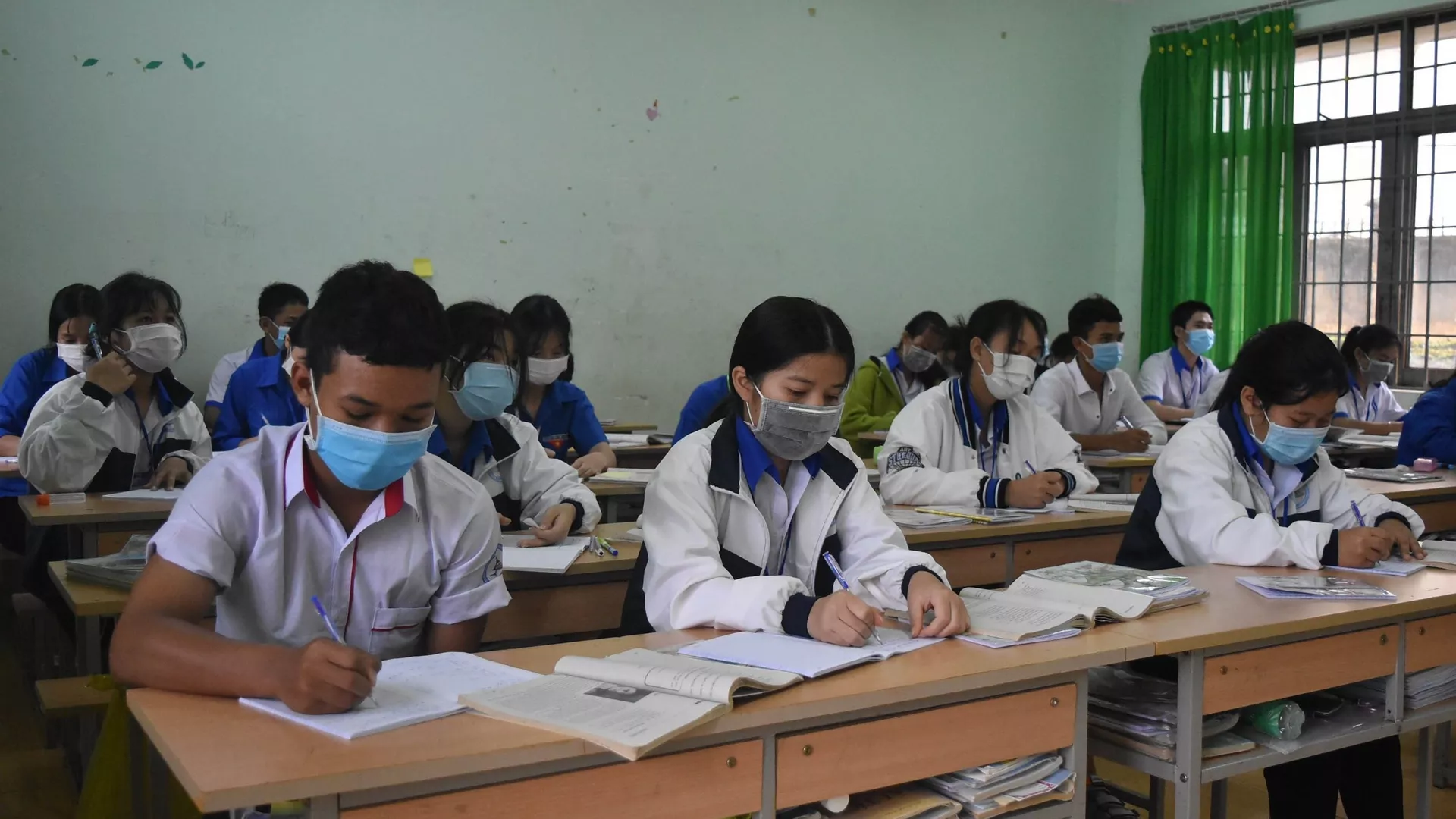 Học sinh Trường Phổ thông Dân tộc nội trú THCS và THPT huyện Đắk Song thực hiện học theo phương án “3 tại chỗ”. Học sinh Trường Phổ thông Dân tộc nội trú THCS và THPT huyện Đắk Song thực hiện học theo phương án “3 tại chỗ”. - Sputnik Việt Nam, 1920, 29.10.2021