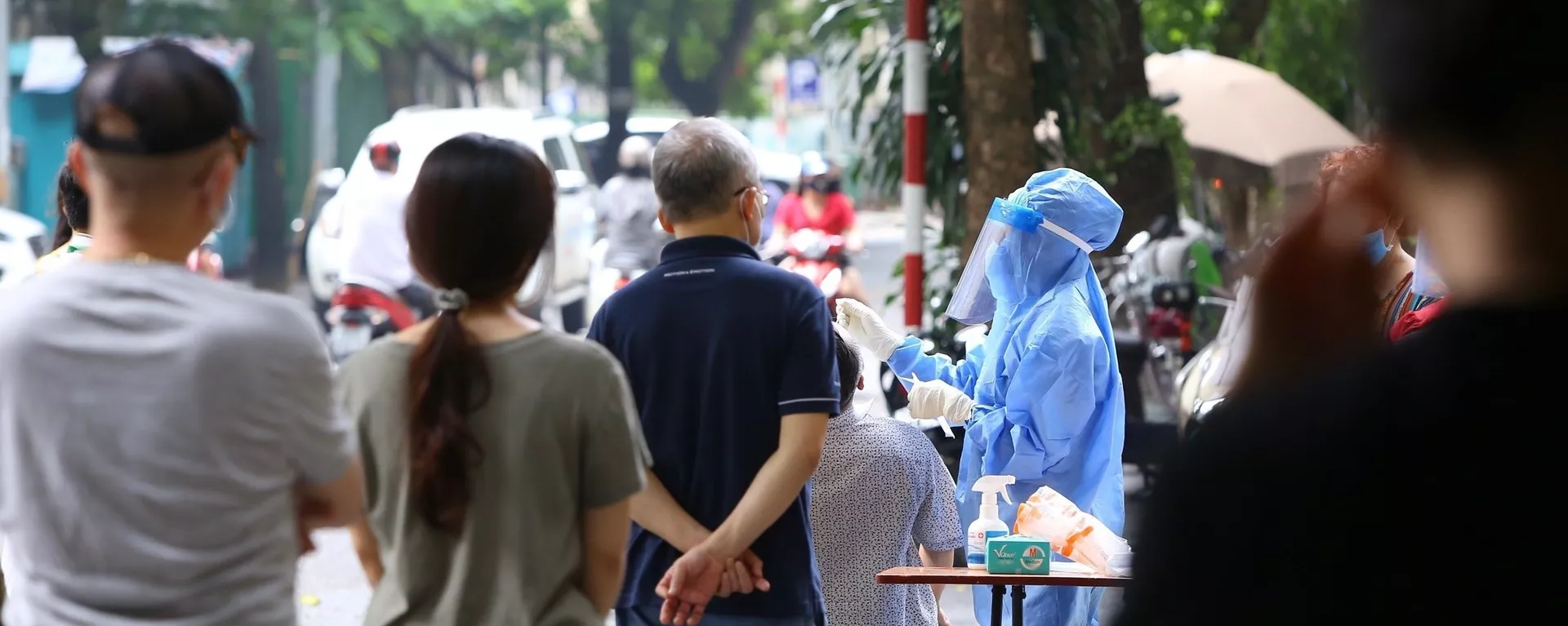 Hà Nội xét nghiệm sàng lọc COVID-19 diện rộng cho cư dân quanh Bệnh viện Việt Đức Hà Nội xét nghiệm sàng lọc COVID-19 diện rộng cho cư dân quanh Bệnh viện Việt Đức - Sputnik Việt Nam, 1920, 06.11.2021