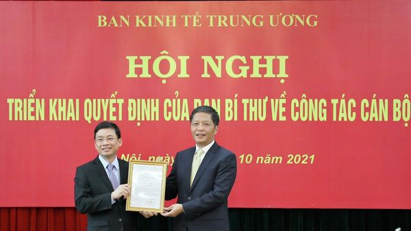 Đồng chí Trần Tuấn Anh, Ủy viên Bộ Chính trị, Trưởng Ban Kinh tế Trung ương trao quyết định của Ban Bí thư cho đồng chí Nguyễn Duy Hưng. - Sputnik Việt Nam