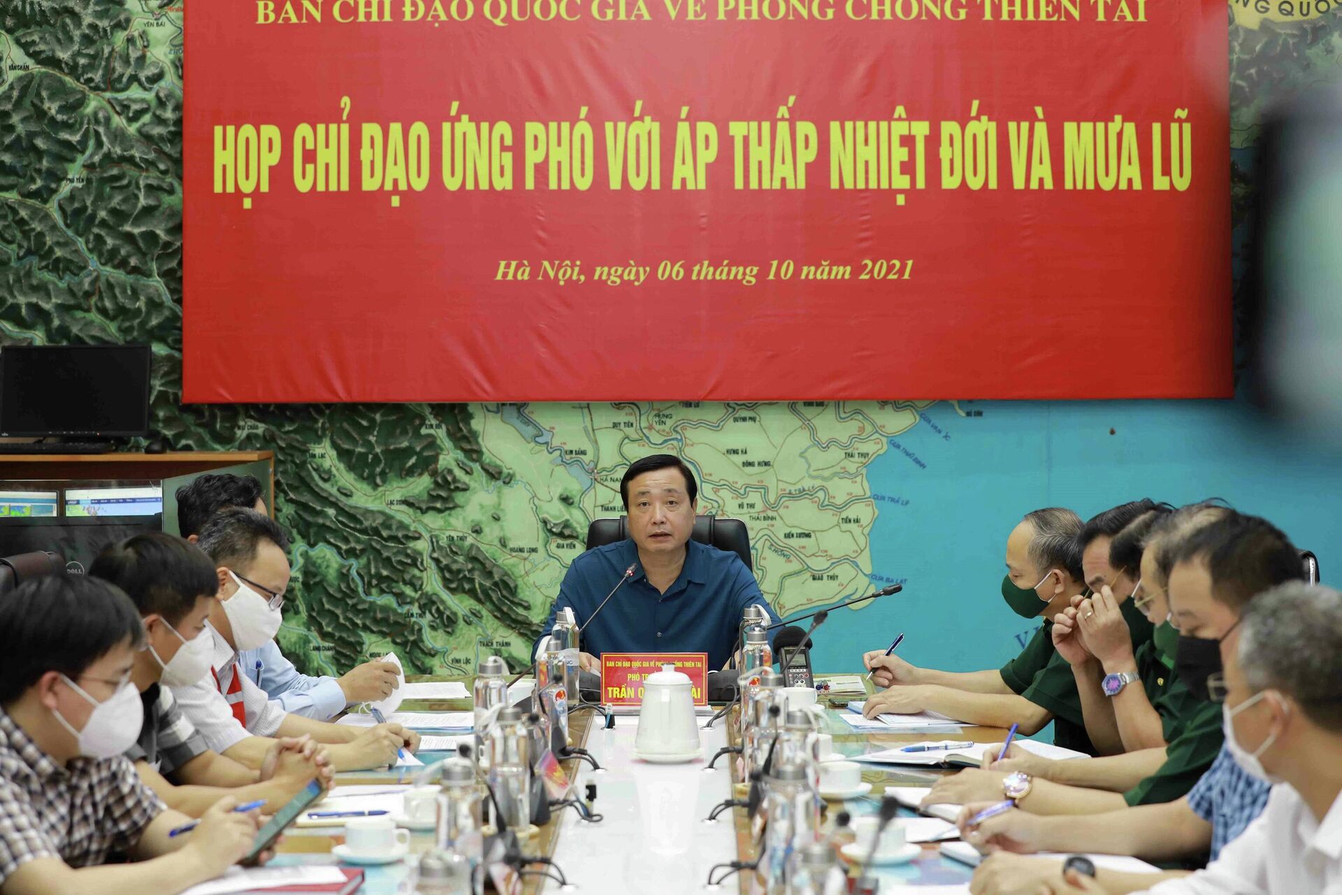 Ông Trần Quang Hoài, Phó trưởng Ban Chỉ đạo Quốc gia về phòng, chống thiên tai phát biểu chỉ đạo về công tác ứng phó với áp thấp nhiệt đới và mưa lũ tại điểm cầu họp trực tuyến tại Hà Nội.  - Sputnik Việt Nam, 1920, 07.10.2021