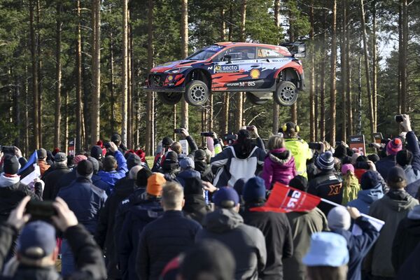 Tay đua Ireland Craig Breen và hoa tiêu Paul Nagle bay trên không tại WRCRally Finland ở Laukaa - Sputnik Việt Nam