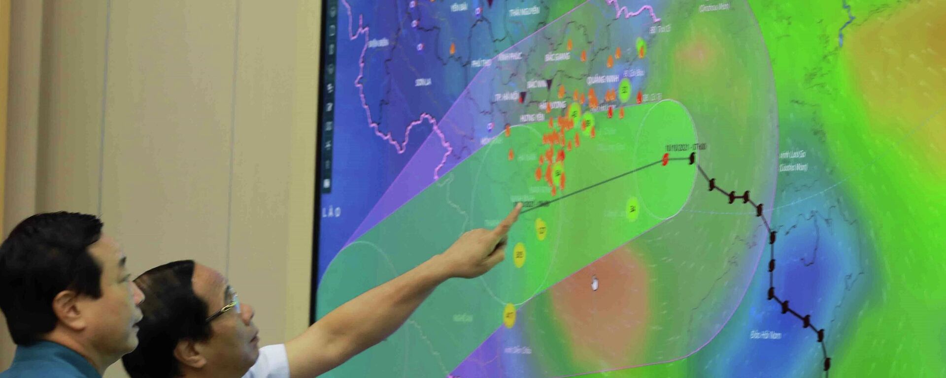 Phó Thủ tướng Lê Văn Thành xem sơ đồ đường đi của bão số 7 - Sputnik Việt Nam, 1920, 10.10.2021