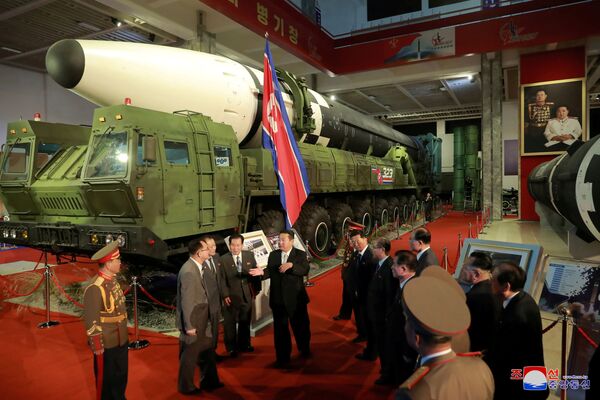 Nhà lãnh đạo CHDCND Triều Tiên Kim Jong-un tại Triển lãm công nghiệp quốc phòng ở Bình Nhưỡng - Sputnik Việt Nam