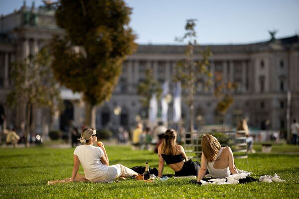 Các cô gái đi picnic thu ấm áp ở Vienna - Sputnik Việt Nam