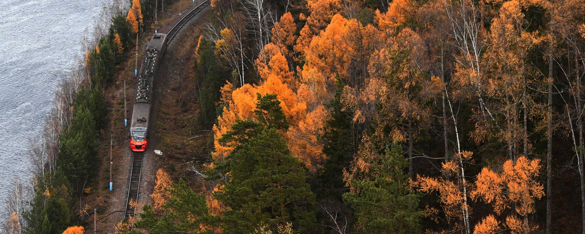 Đoàn tàu điện di chuyển dọc Yenisei trong rừng taiga Đông Siberia mùa thu, vùng Krasnoyarsk - Sputnik Việt Nam, 1920, 03.11.2021