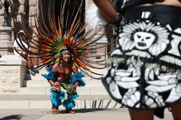 Các thành viên Danza Azteca Guadalupana khiêu vũ trong sự kiện ở Austin, Hoa Kỳ - Sputnik Việt Nam