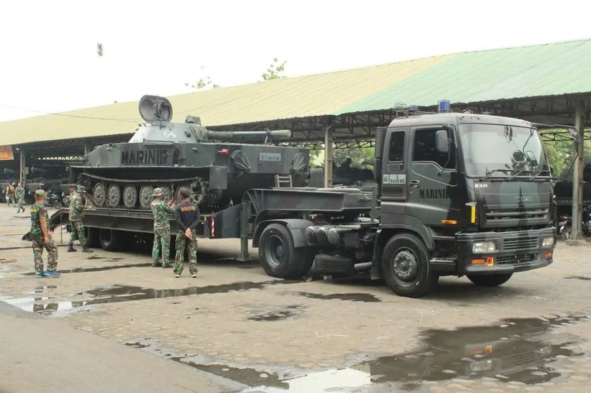 Xe tăng PT-76 trong cuộc tập trận của quân đội Indonesia - Sputnik Việt Nam, 1920, 15.10.2021