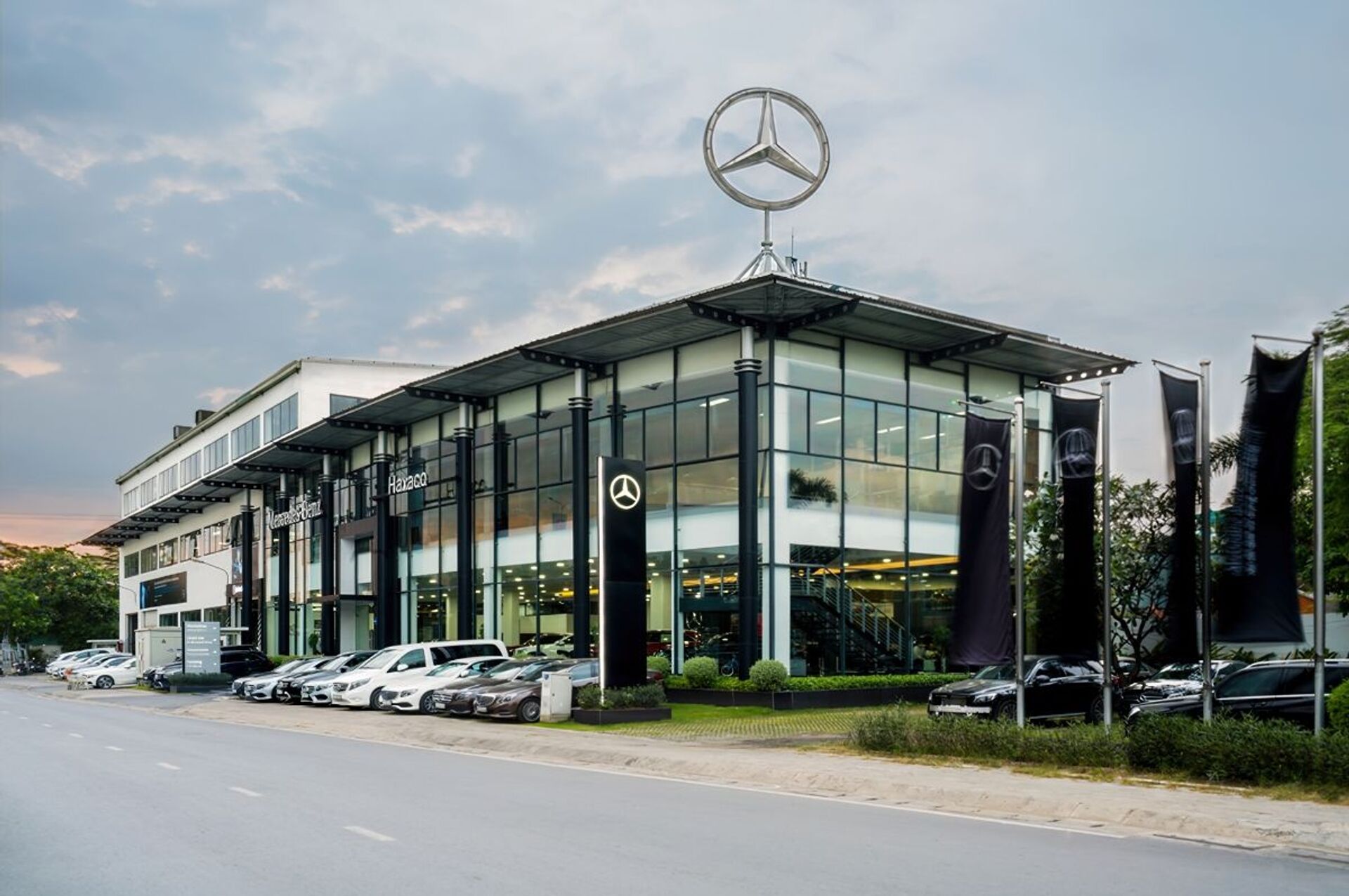 Một trong những văn phòng của đại lý ô tô Mercedes-Benz Việt Nam Haxaco - Sputnik Việt Nam, 1920, 13.02.2022