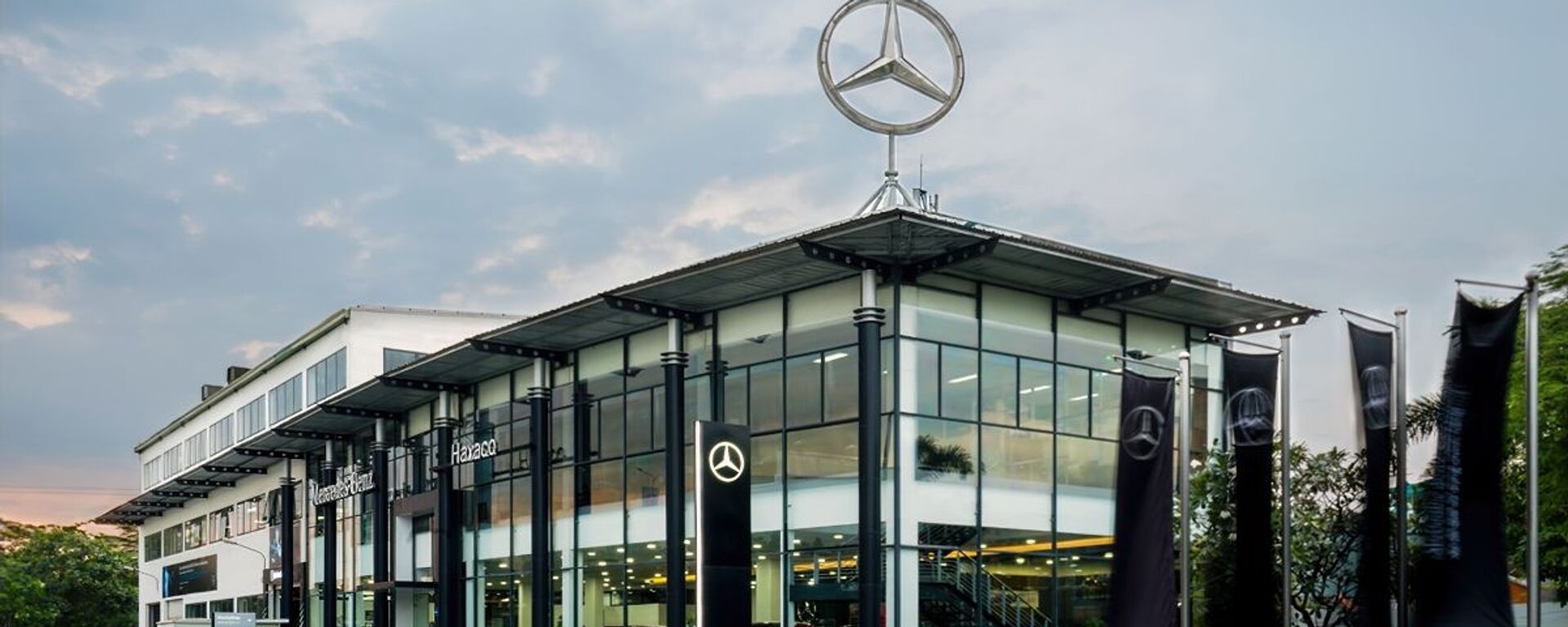 Một trong những văn phòng của đại lý ô tô Mercedes-Benz Việt Nam Haxaco - Sputnik Việt Nam, 1920, 11.03.2022