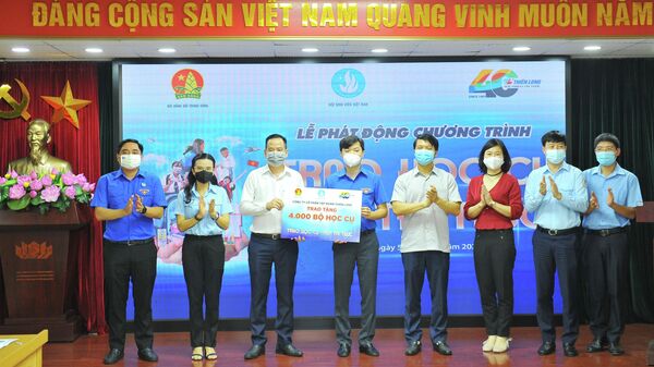 Ông Nguyễn Minh Triết (áo xanh ở giữa) được bầu làm Bí thư Trung ương Đoàn - Sputnik Việt Nam