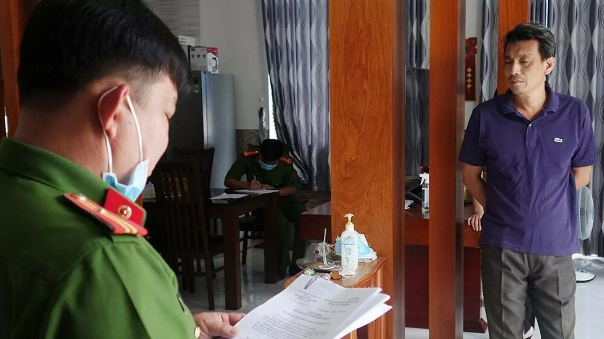 Công an thi hành Lệnh bắt bị can đối với Bùi Quốc Việt
