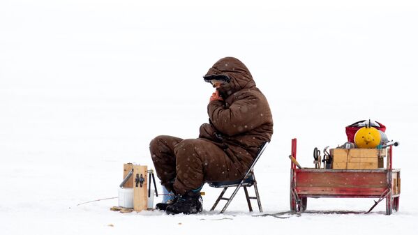 “Câu cá trên biển băng giá”, Claire Waring, giải thưởng ở hạng mục CON NGƯỜI, cuộc thi National Geographic Traveller Photography Competition 2021 - Sputnik Việt Nam