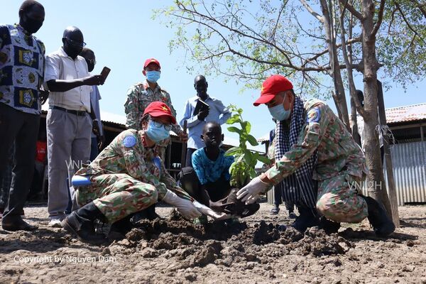 Lực lượng GGHB Việt Nam tại Nam Sudan cùng các tổ chức của LHQ tổ chức Ngày hội trồng cây tại các trường tiểu học ở Bentiu. - Sputnik Việt Nam