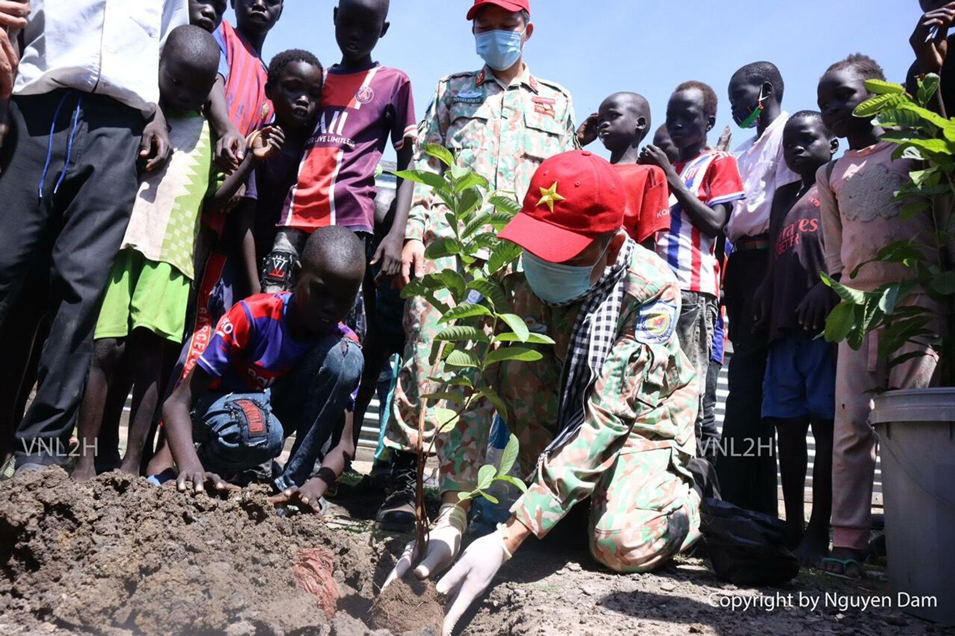 Lực lượng GGHB Việt Nam tại Nam Sudan cùng các tổ chức của LHQ tổ chức Ngày hội trồng cây tại các trường tiểu học ở Bentiu. - Sputnik Việt Nam, 1920, 20.10.2021