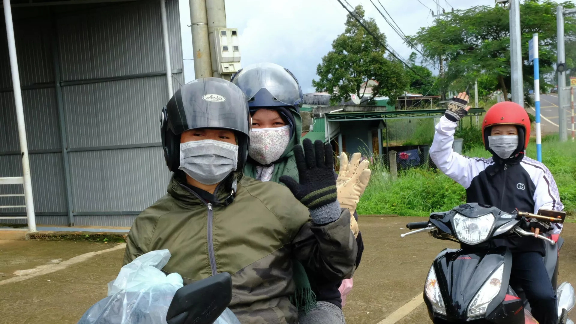 Mỗi ngày có khoảng 100 lượt người dân đi xe máy về các tỉnh phía Nam làm việc Mỗi ngày có khoảng 100 lượt người dân đi xe máy về các tỉnh phía Nam làm việc - Sputnik Việt Nam, 1920, 23.10.2021