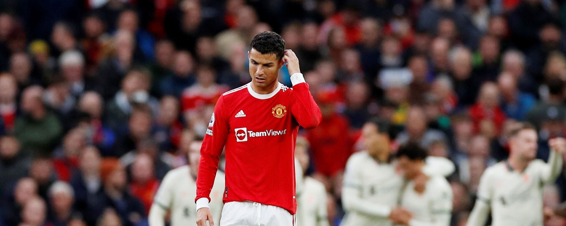 Cristiano Ronaldo trong trận Manchester United gặp Liverpool, sau khi cầu thủ Liverpool ghi bàn thắng thứ 3 - Sputnik Việt Nam, 1920, 25.10.2021