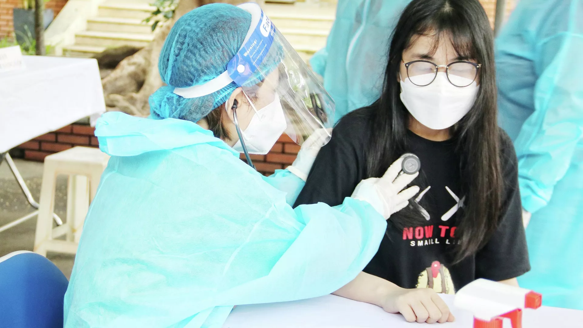 Nhân viên y tế khám sàng lọc trước tiêm cho học sinh. Nhân viên y tế khám sàng lọc trước tiêm cho học sinh. - Sputnik Việt Nam, 1920, 28.10.2021