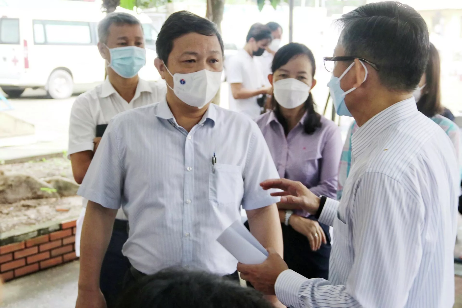 Phó Chủ tịch UBND Thành phố Hồ Chí Minh Dương Anh Đức (bên trái) tới kiểm tra điểm tiêm vaccine phòng COVID-19 cho học sinh tại huyện Củ Chi sáng 27/10. Phó Chủ tịch UBND Thành phố Hồ Chí Minh Dương Anh Đức (bên trái) tới kiểm tra điểm tiêm vaccine phòng COVID-19 cho học sinh tại huyện Củ Chi sáng 27/10. - Sputnik Việt Nam, 1920, 28.10.2021