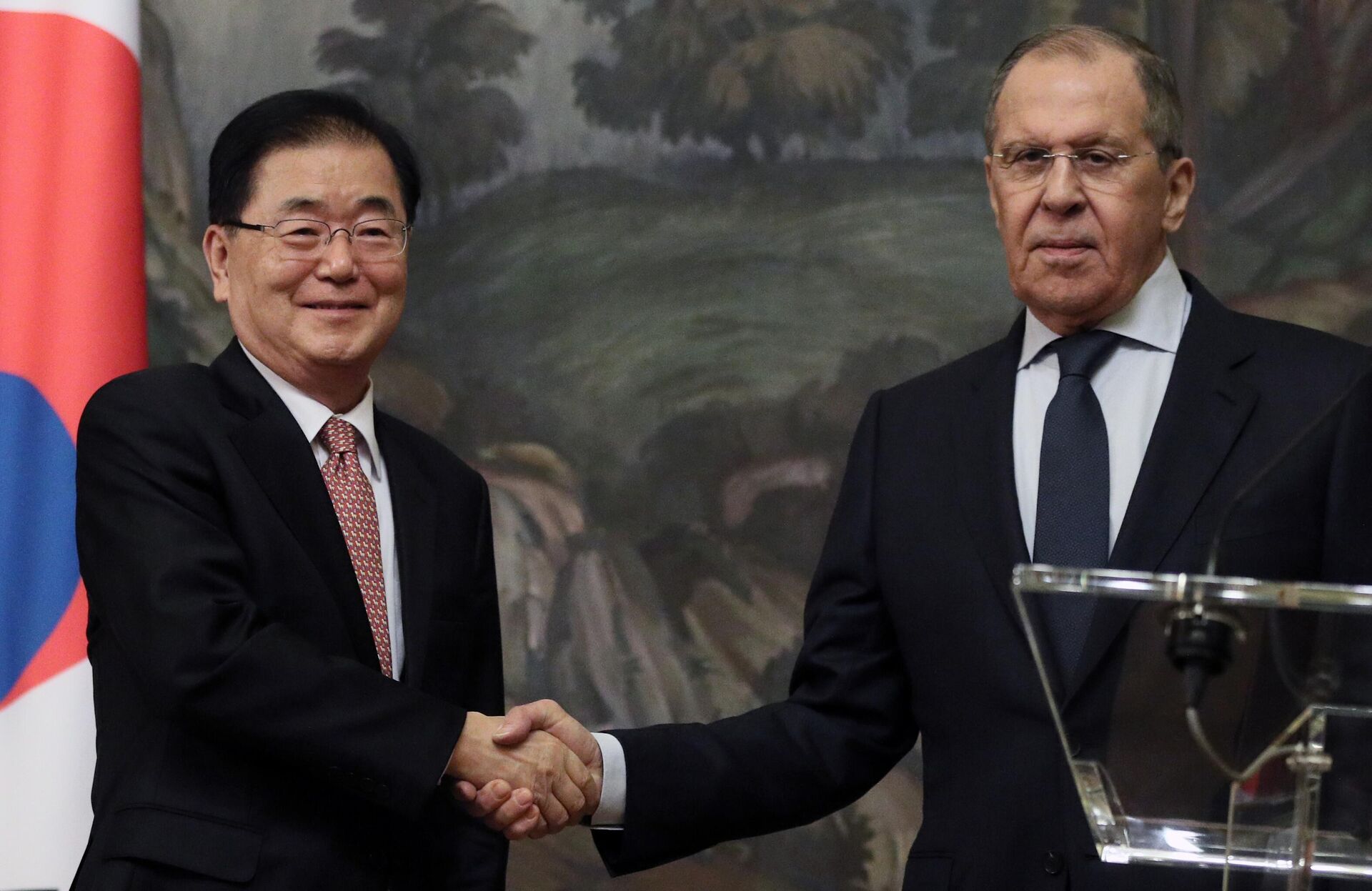 Ngoại trưởng Nga Sergei Lavrov trong cuộc họp chung với Ngoại trưởng Hàn Quốc Chung Eui-yong - Sputnik Việt Nam, 1920, 27.10.2021