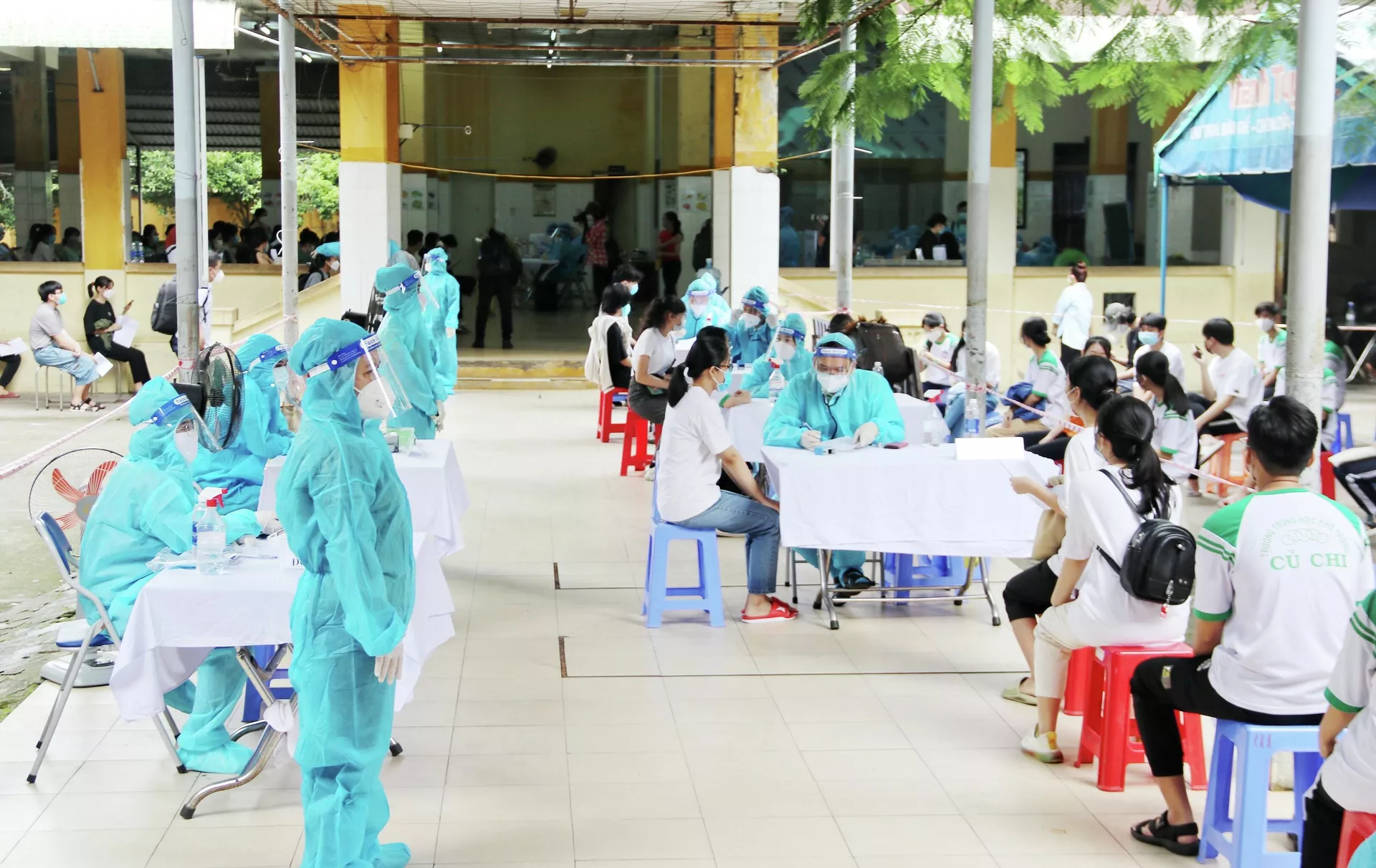 Quang cảnh tiêm vaccine Covid-19 cho học sinh tại huyện Củ Chi ngày 27/10 Quang cảnh tiêm vaccine Covid-19 cho học sinh tại huyện Củ Chi ngày 27/10 - Sputnik Việt Nam, 1920, 28.10.2021