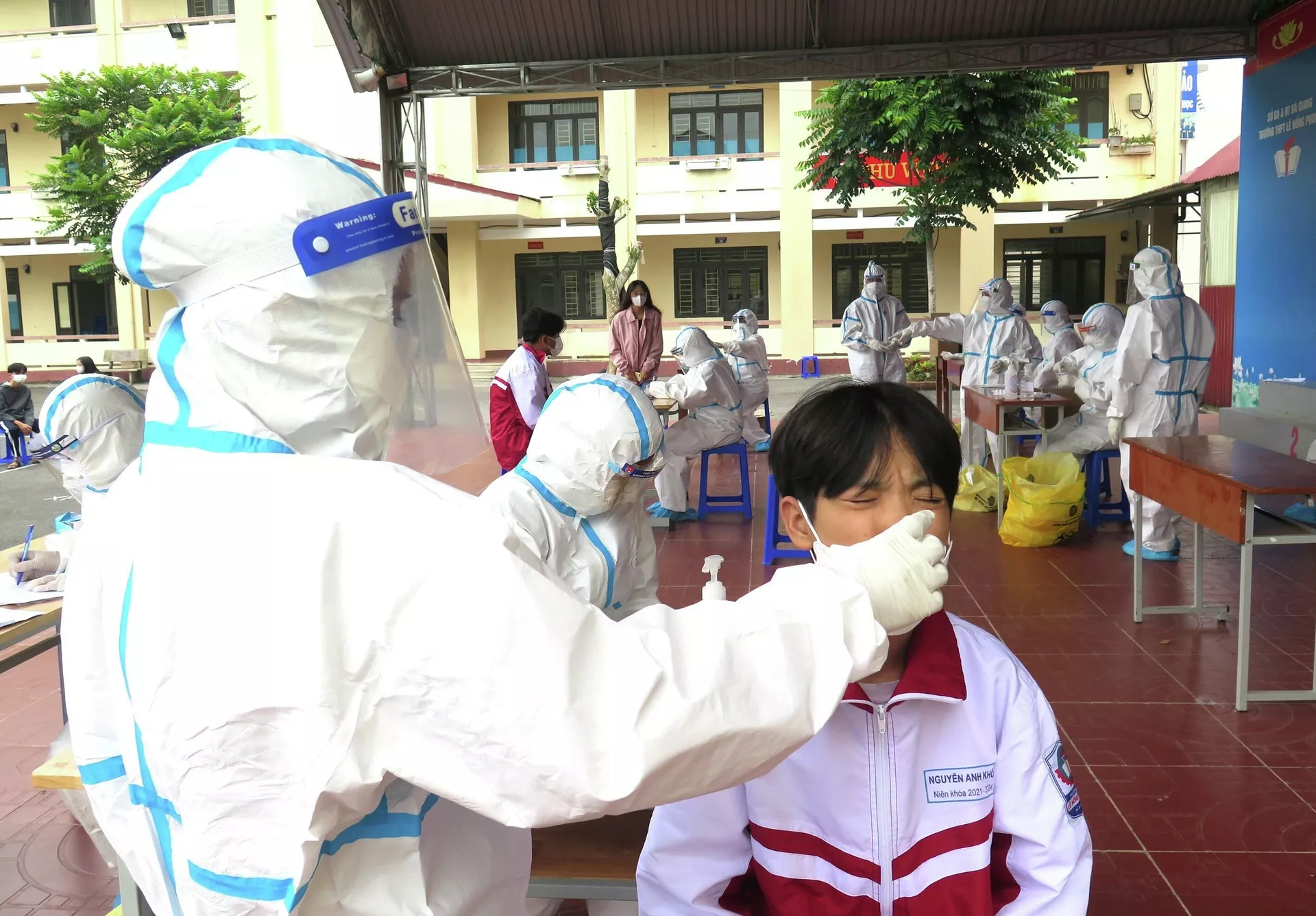 COVID-19: Hà Giang triển khai xét nghiệm nhanh, khoanh vùng gọn COVID-19: Hà Giang triển khai xét nghiệm nhanh, khoanh vùng gọn - Sputnik Việt Nam, 1920, 29.10.2021